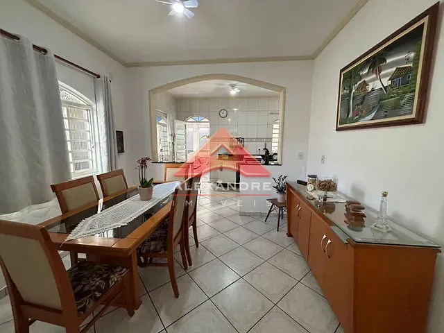 Casa com 360m² 4 quartos e 4 banheiros, à venda, no bairro Vila Tesouro em São José dos Campos