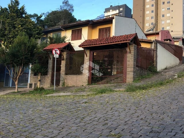 Sobrado 3 quartos e 2 banheiros, à venda, no bairro Santa Catarina em Caxias do Sul
