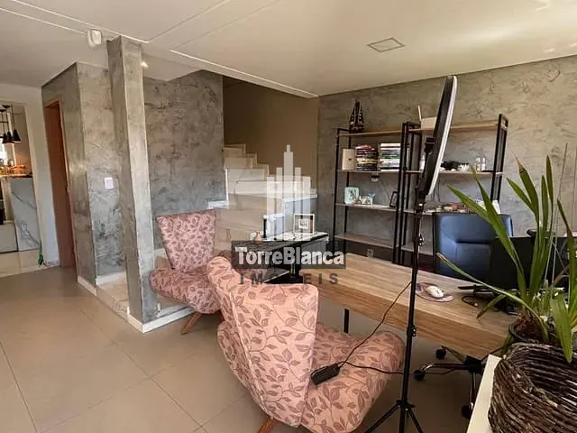 Sobrado com 240m² 4 quartos e 3 banheiros, à venda, no bairro Uvaranas em Ponta Grossa