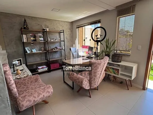 Sobrado com 240m² 4 quartos e 3 banheiros, à venda, no bairro Uvaranas em Ponta Grossa