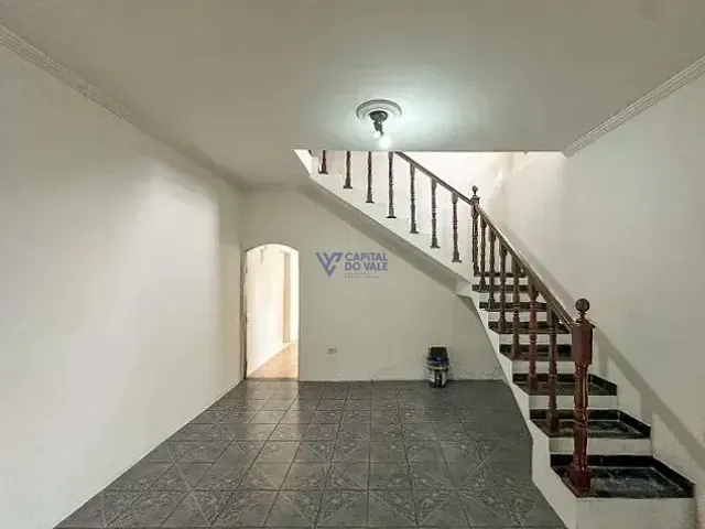 Sobrado 3 quartos e 2 banheiros, à venda, no bairro Parque Martim Cererê em São José dos Campos