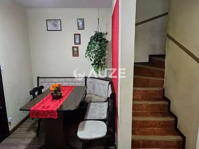 Sobrado com 82m² 3 quartos e 1 banheiro, à venda, no bairro Xaxim em Curitiba