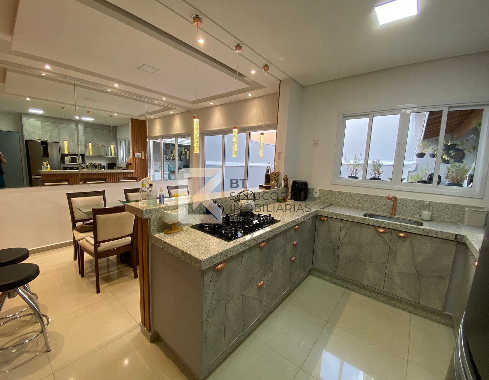 Sobrado à venda com 3 quartos, 136m² - Foto 1