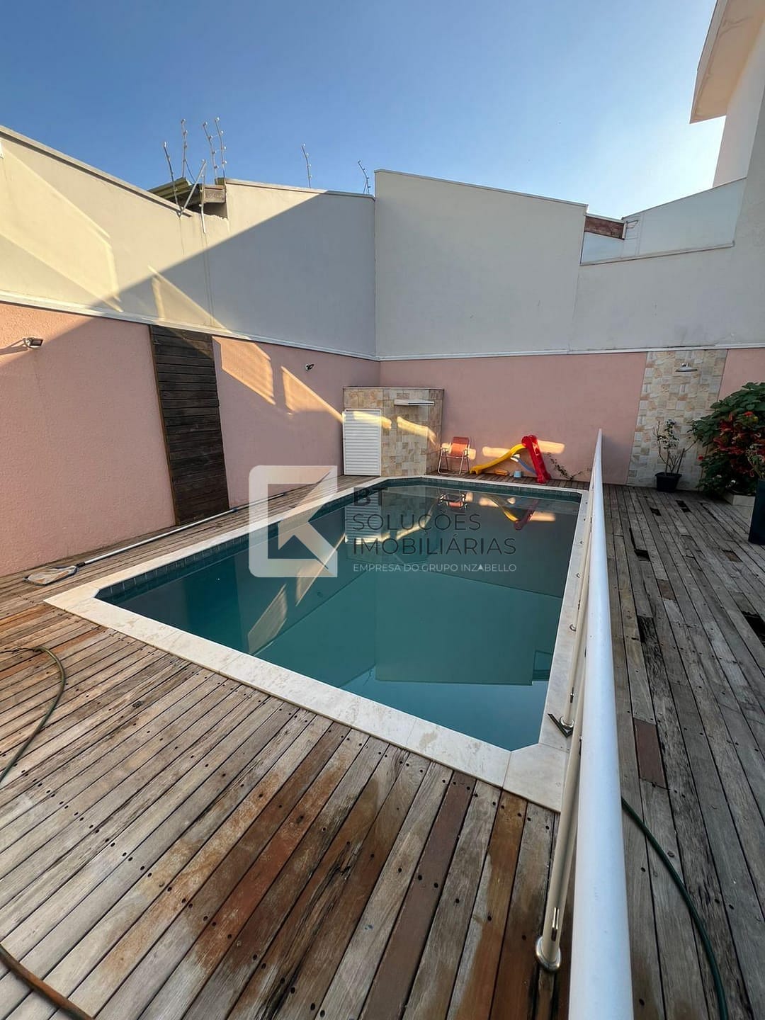 Sobrado à venda com 4 quartos, 276m² - Foto 1