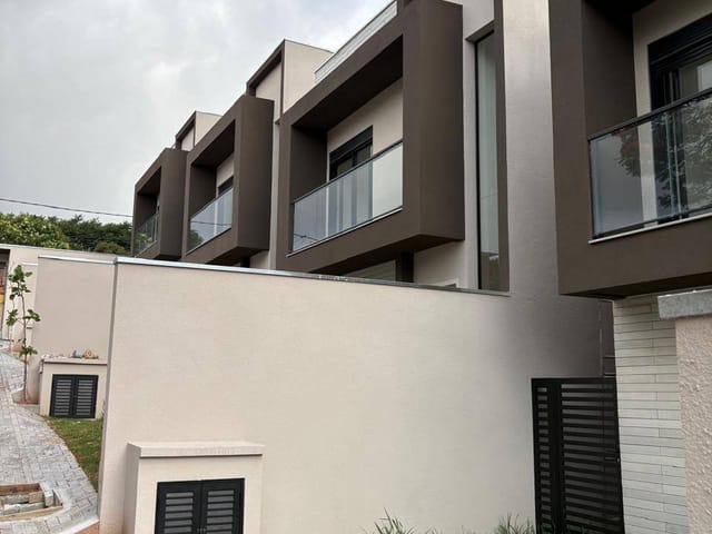 Sobrado com 138m² 3 quartos e 3 banheiros, à venda, no bairro Granja Viana em Carapicuíba