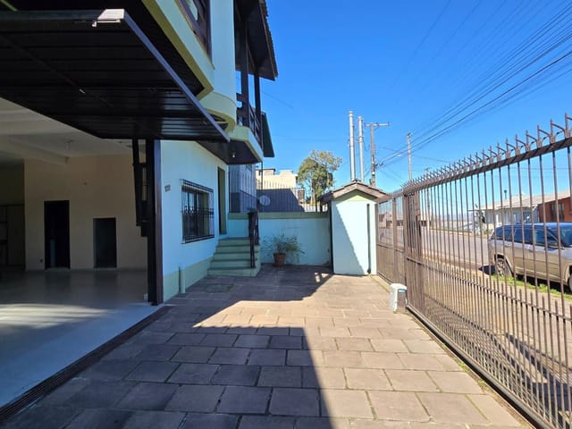 Sobrado 3 quartos e 4 banheiros, à venda, no bairro Jardim das Hortências em Caxias do Sul