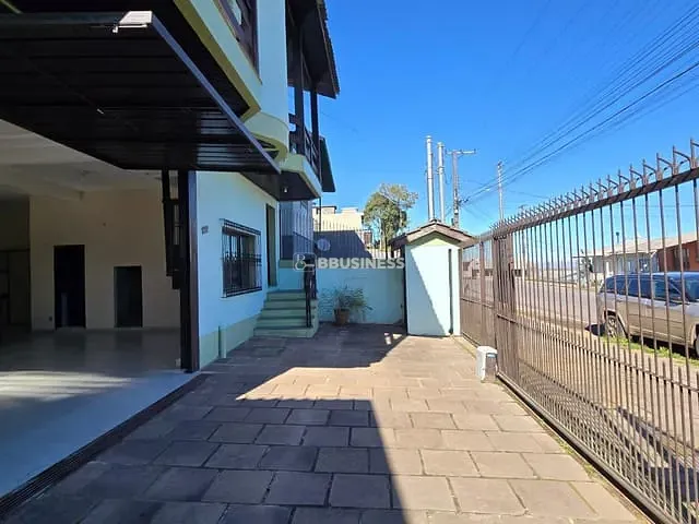 Sobrado 3 quartos e 4 banheiros, à venda, no bairro Jardim das Hortências em Caxias do Sul