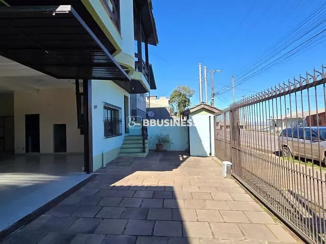 Sobrado 3 quartos e 4 banheiros, à venda, no bairro Jardim das Hortências em Caxias do Sul