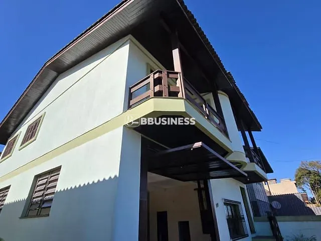 Sobrado 3 quartos e 4 banheiros, à venda, no bairro Jardim das Hortências em Caxias do Sul