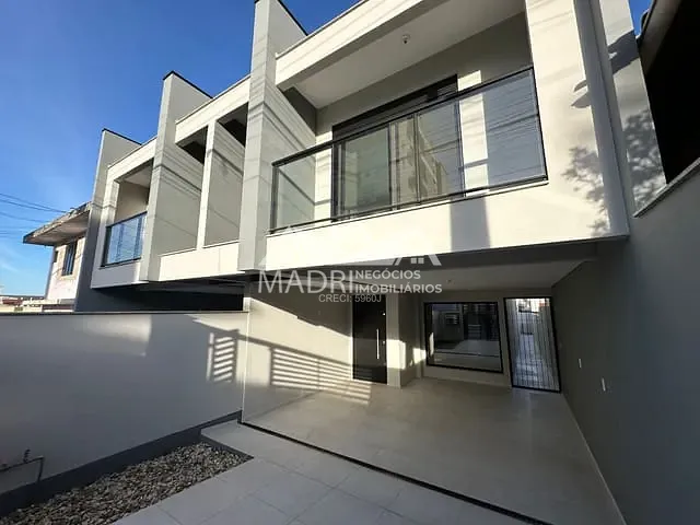 Sobrado com 150m² 3 quartos e 3 banheiros, à venda, no bairro Barreiros em São José