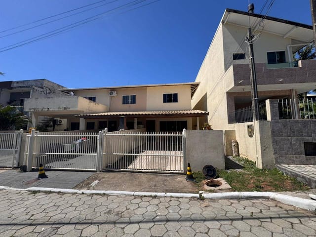 Sobrado com 130m² 3 quartos e 3 banheiros, à venda, no bairro Ingleses do Rio Vermelho em Florianópolis