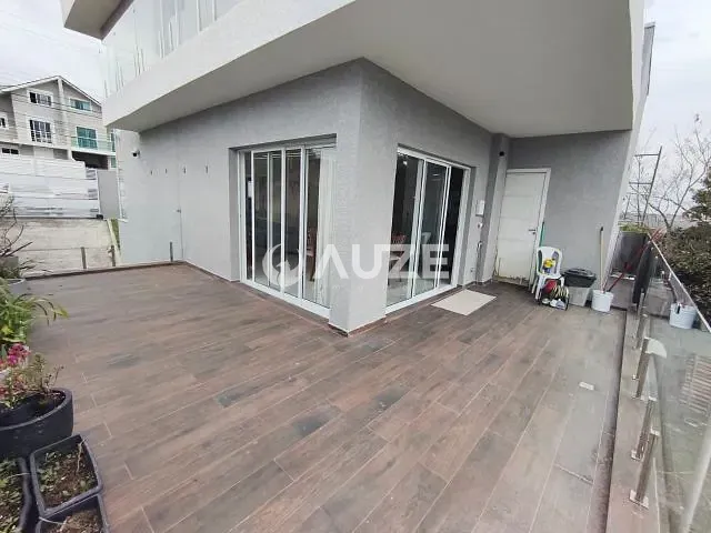 Sobrado com 554m² 5 quartos e 3 banheiros, à venda, no bairro Xaxim em Curitiba