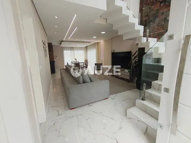 Sobrado com 554m² 5 quartos e 3 banheiros, à venda, no bairro Xaxim em Curitiba