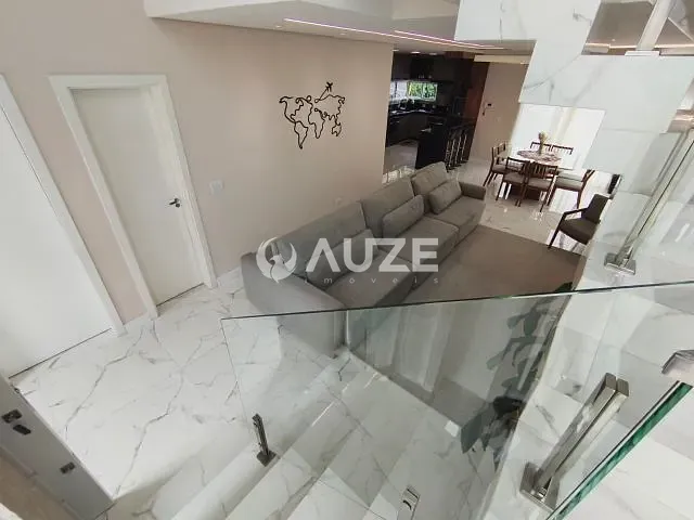 Sobrado com 554m² 5 quartos e 3 banheiros, à venda, no bairro Xaxim em Curitiba