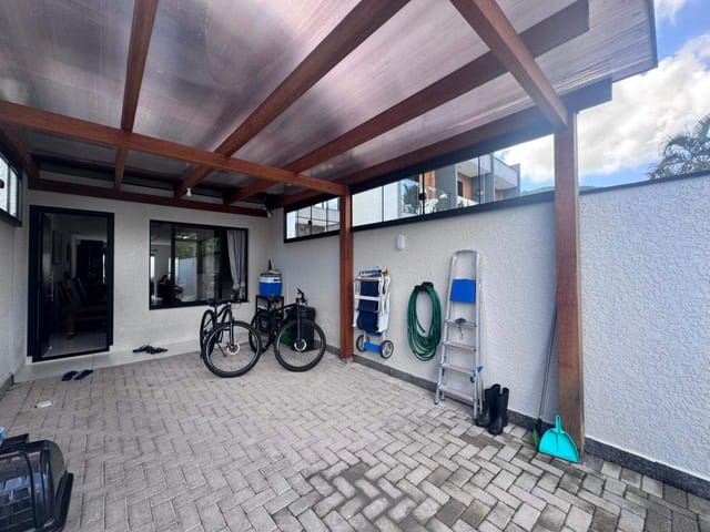 Sobrado com 144m² 2 quartos e 3 banheiros, à venda, no bairro Cachoeira do Bom Jesus em Florianópolis