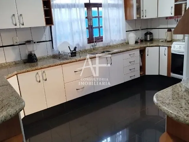 Sobrado com 250m² 4 quartos e 2 banheiros, à venda, no bairro Esplanada Independência em Taubaté