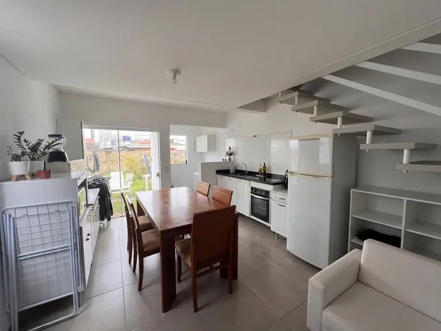Sobrado 3 quartos e 3 banheiros, à venda, no bairro São João do Rio Vermelho em Florianópolis