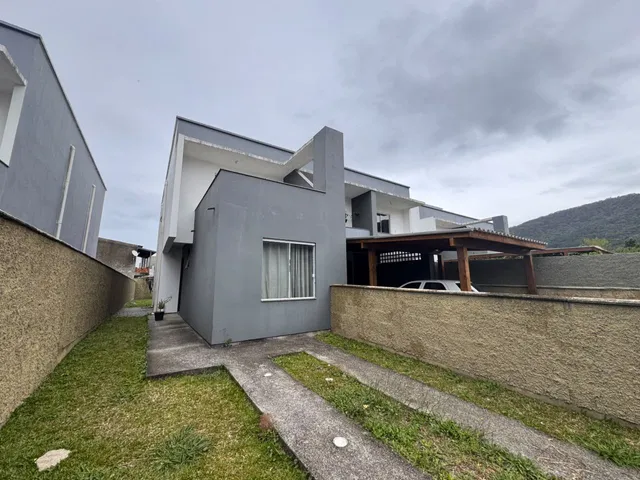 Sobrado 3 quartos e 3 banheiros, à venda, no bairro São João do Rio Vermelho em Florianópolis