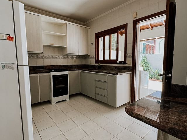 Sobrado 3 quartos e 1 banheiro, à venda, no bairro Guarujá em Porto Alegre