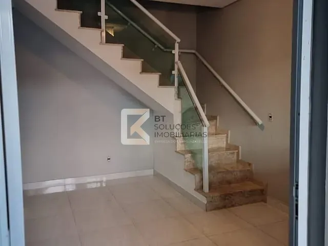 Sobrado 3 quartos e 2 banheiros, à venda, no bairro Parque Residencial Sabiás em Indaiatuba