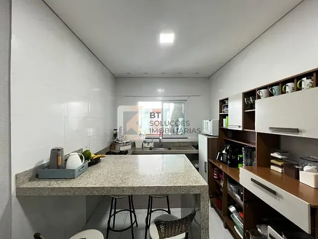 Sobrado 3 quartos e 2 banheiros, à venda, no bairro Parque Residencial Sabiás em Indaiatuba