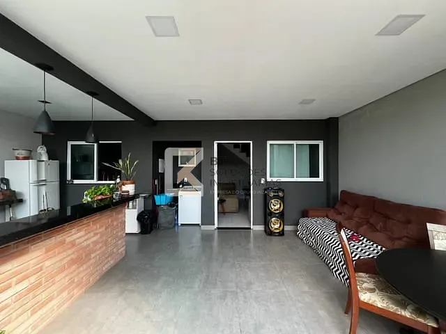 Sobrado 3 quartos e 2 banheiros, à venda, no bairro Parque Residencial Sabiás em Indaiatuba