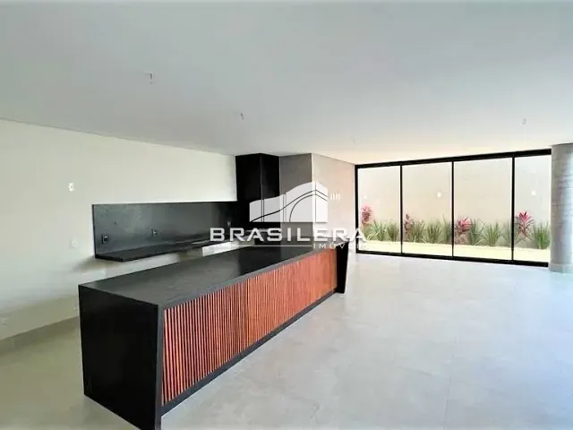 Sobrado com 300m² 4 quartos e 6 banheiros, à venda, no bairro Jardins Madri em Goiânia