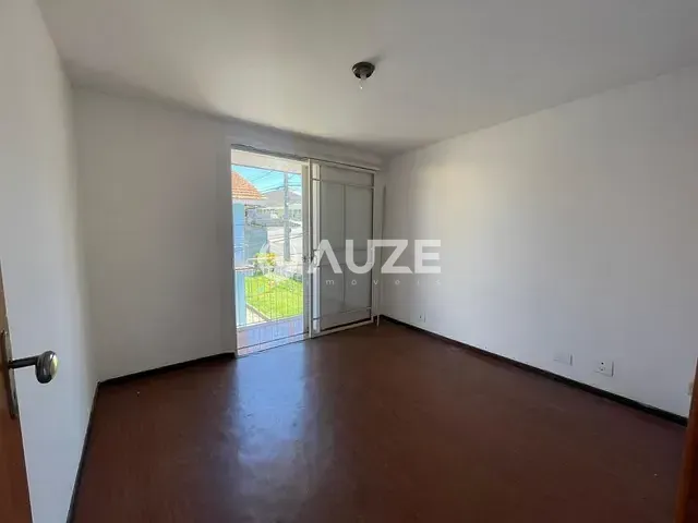 Sobrado com 200m² 3 quartos e 3 banheiros, à venda, no bairro Capão Raso em Curitiba