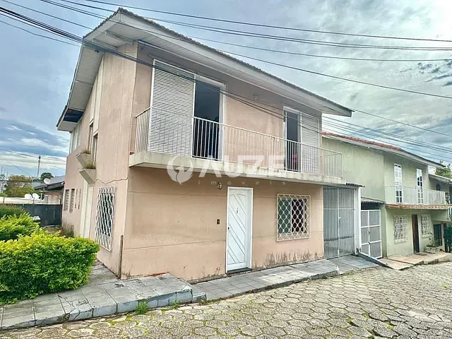 Sobrado com 200m² 3 quartos e 3 banheiros, à venda, no bairro Capão Raso em Curitiba