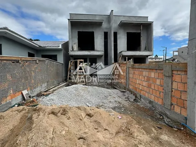 Sobrado com 100m² 2 quartos e 2 banheiros, à venda, no bairro Alto Aririú em Palhoça