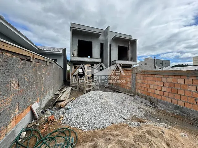 Sobrado com 100m² 2 quartos e 2 banheiros, à venda, no bairro Alto Aririú em Palhoça
