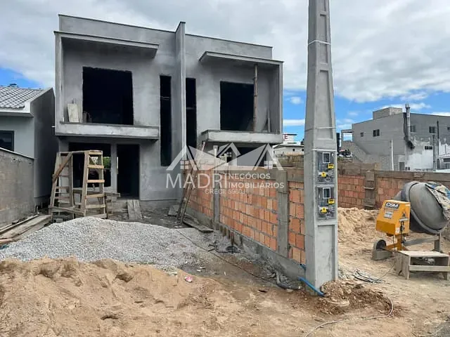 Sobrado com 100m² 2 quartos e 2 banheiros, à venda, no bairro Alto Aririú em Palhoça