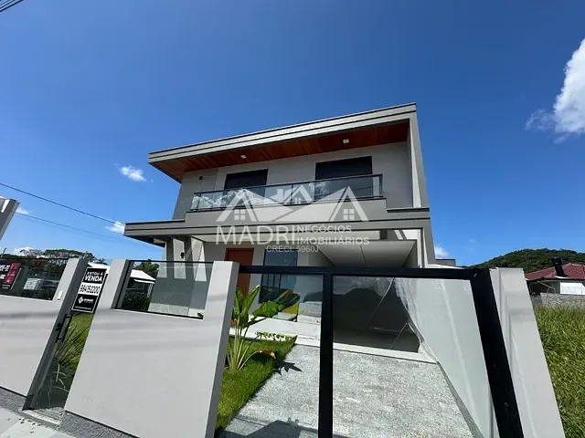 Sobrado com 111m² 3 quartos e 1 banheiro, à venda, no bairro Forquilhas em São José