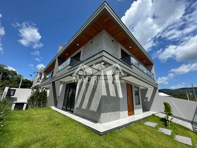 Sobrado com 111m² 3 quartos e 1 banheiro, à venda, no bairro Forquilhas em São José