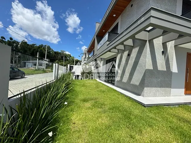 Sobrado com 111m² 3 quartos e 1 banheiro, à venda, no bairro Forquilhas em São José
