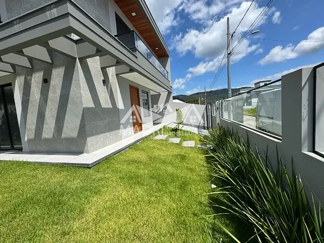 Sobrado com 111m² 3 quartos e 1 banheiro, à venda, no bairro Forquilhas em São José