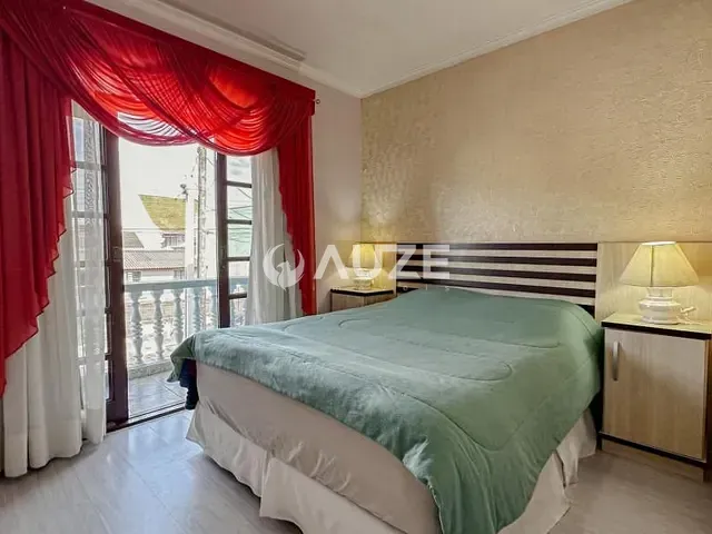 Sobrado com 250m² 5 quartos e 4 banheiros, à venda, no bairro Fazendinha em Curitiba