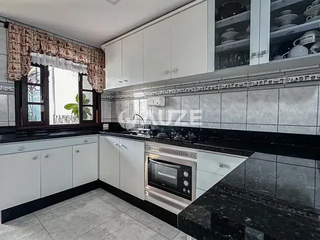 Sobrado com 250m² 5 quartos e 4 banheiros, à venda, no bairro Fazendinha em Curitiba