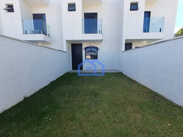 Sobrado com 128m² 2 quartos e 2 banheiros, à venda, no bairro Jardim Tarumãs em Caraguatatuba