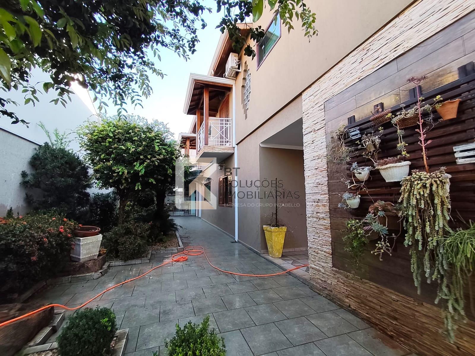 Sobrado à venda e aluguel com 3 quartos, 180m² - Foto 1