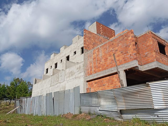 Sobrado 2 quartos e 1 banheiro, à venda, no bairro São Virgílio em Caxias do Sul