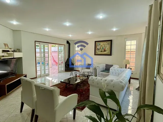 Sobrado com 337m² 3 quartos e 5 banheiros, à venda, no bairro Martim de Sá em Caraguatatuba
