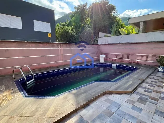 Sobrado com 337m² 3 quartos e 5 banheiros, à venda, no bairro Martim de Sá em Caraguatatuba