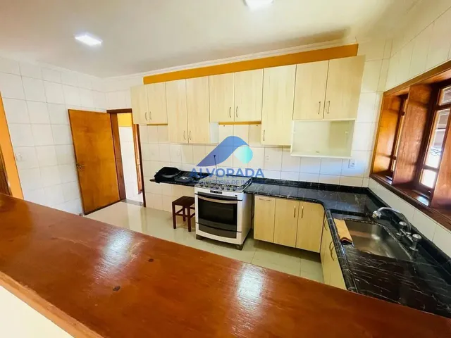 Sobrado com 375m² 4 quartos e 4 banheiros, à venda, no bairro Vila Zezé em Jacareí