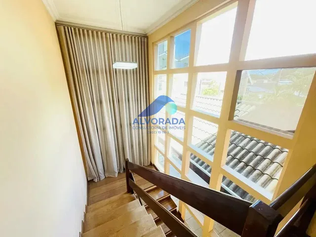 Sobrado com 375m² 4 quartos e 4 banheiros, à venda, no bairro Vila Zezé em Jacareí