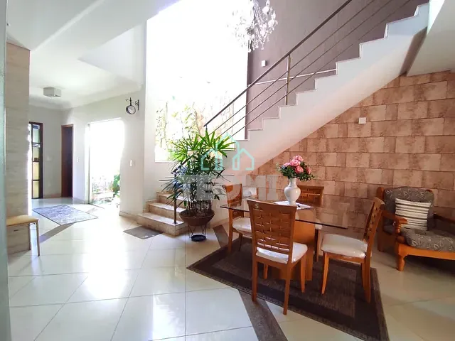 Sobrado com 440m² 4 quartos e 3 banheiros, à venda, no bairro Centro em Taubaté