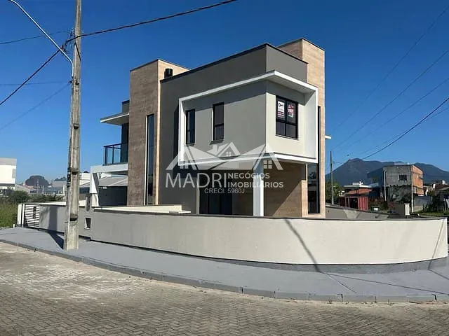 Sobrado 3 quartos e 2 banheiros, à venda, no bairro Bela Vista em Palhoça
