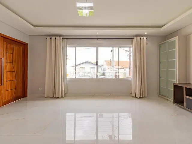 Sobrado com 320m² 5 quartos e 5 banheiros, à venda, no bairro Bacacheri em Curitiba