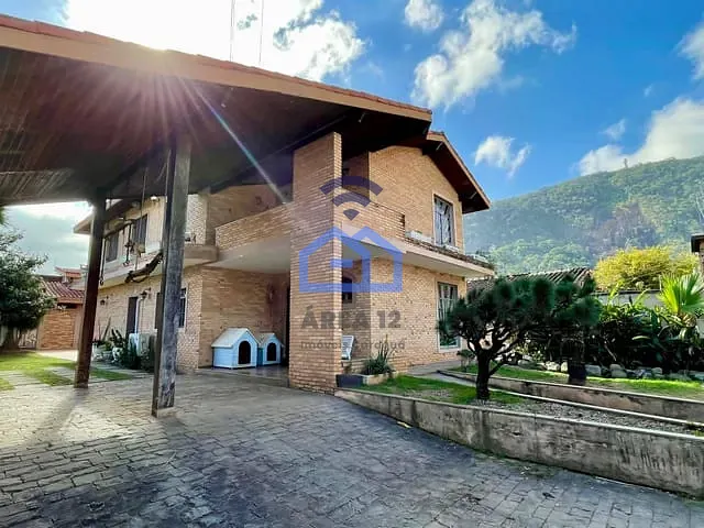 Sobrado com 957m² 10 quartos e 8 banheiros, à venda, no bairro Sumaré em Caraguatatuba