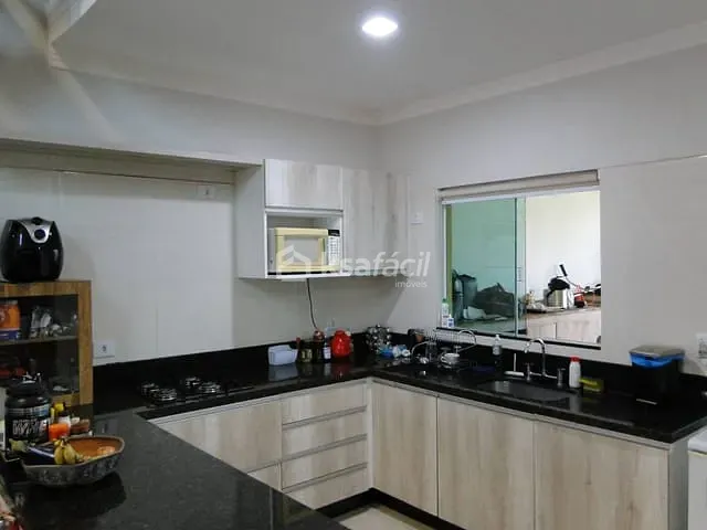 Sobrado com 300m² 3 quartos e 3 banheiros, à venda, no bairro Pioneiros em Campo Grande